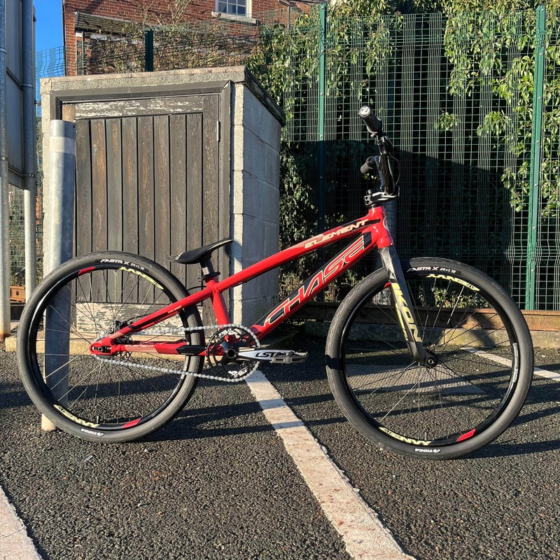 Chase 2025 Element 24″ Pro Cruiser Race Bike Wine / Sand