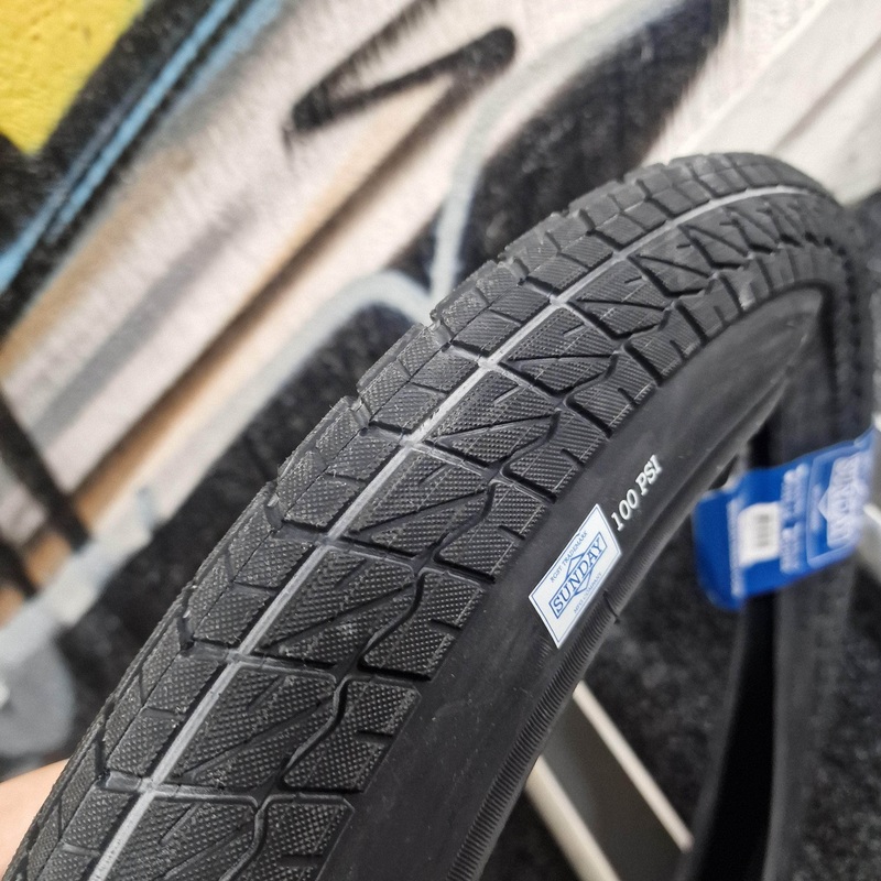 Sunday Current V1 Tyre 2.25 Black